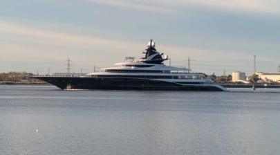 SPOTTED: 122m Lürssen Superyacht Kismet Returns to London Ahead of Jaguars’ 2026 NFL Games