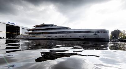 Feadship unveil images of 84m superyacht OBSIDIAN embarking on her sea trials