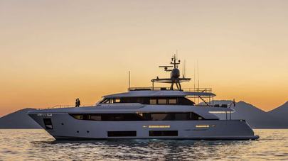 Custom Line launch Navetta 33, MY PUFFERFISH