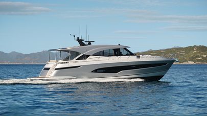 WATCH:21m Riviera 6200 Sport Yacht Platinum Edition Launched as First Hull Touches the Water