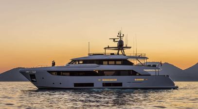 Custom Line launch Navetta 33, MY PUFFERFISH