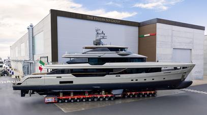 VIDEO: First Semi-Custom Admiral Panorama 50 Yacht Launched in Italy