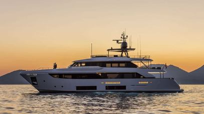 Custom Line launch Navetta 33, MY PUFFERFISH