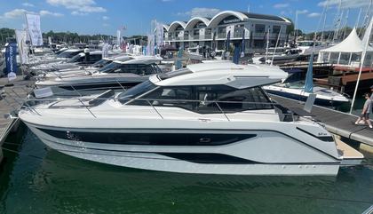 Similar For Sale Yacht: Bavaria SR38