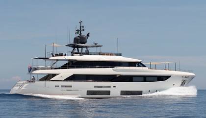 Custom Line Navetta 33
                                         Mk2