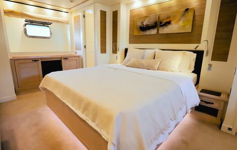 Motor yacht Lady Alina's guest cabin