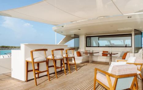 Moonen motor yacht Midnight Saga sundeck with seating 