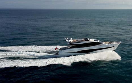 Princess S80 planing at cruise speed on the Côte d’Azur