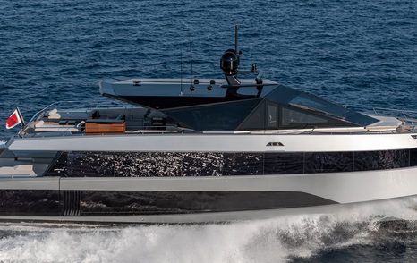 wallywhy200 motor yacht under way