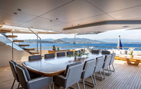 Tankoa superyacht Vertige flybridge dining area 