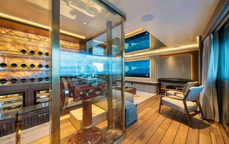 Superyacht Serenissima I 'gentleman's lounge'