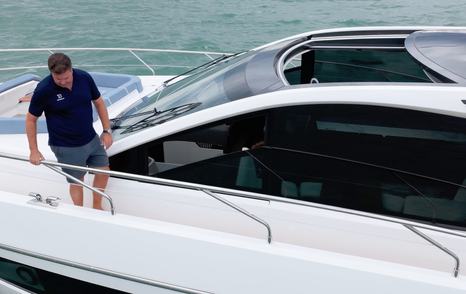 Fairline Targa 58 GTO port side deck with raised bulwark and guardrails