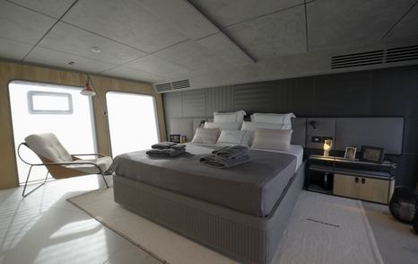 Numarine-30XP-owner-cabin-bed-and-lounger