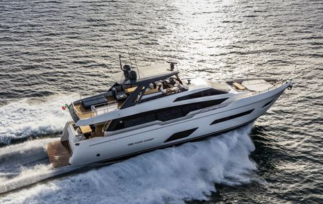 Ferretti 550 flybridge Yacht running shot