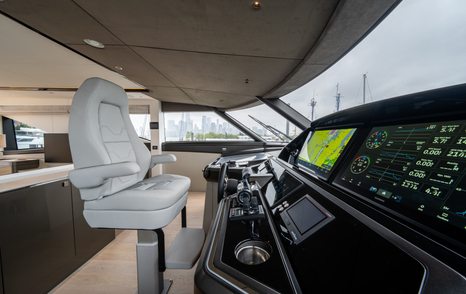 Sunseeker-Ocean-182-helm-station 