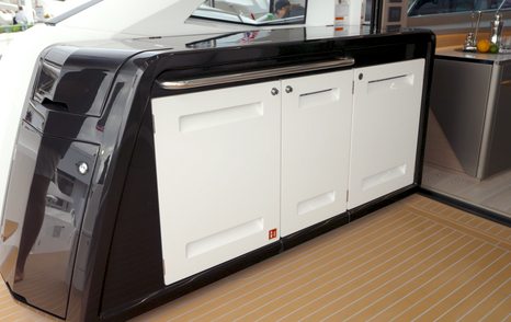 Sunseeker-Predator-75-cockpit-wet-bar