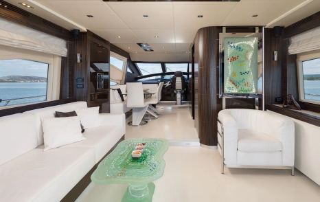 Dominator yacht Fradi saloon lounge 