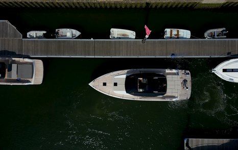 Pardo-GT52-marina-overhead-mooring