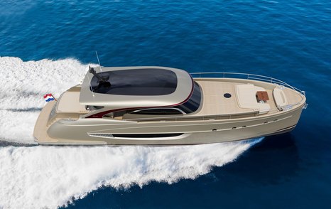 Mulder Favorite Fast motor yacht under way 