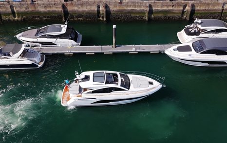 Fairline Targa 47 GT turning into a marina berth using IPS joystick control