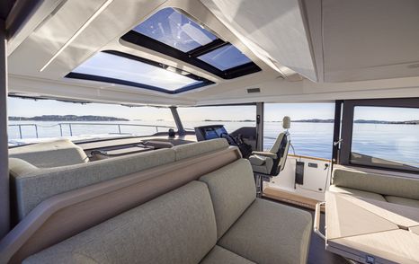 Nimbus-495-Fly-saloon-view-to-helm