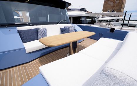 Manda S07 Berlinetta foredeck dining table and lounge seating arrangement