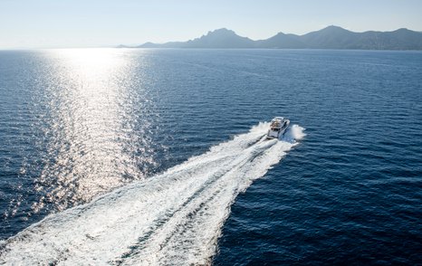 Sunseeker-76-Yacht-Review-running-at-sea-wake