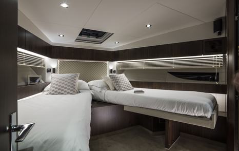 Fairline Squadron 50 VIP cabin