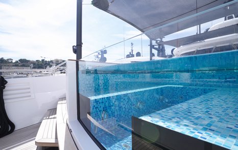 Columbus-Atlantique-43MT-Frette-Review-bow-pool-detail