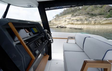 Aiata-Wayfinder-38-Suntop-Review-helm-seating-and-pilot-area-layout