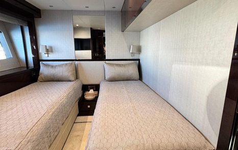 Motor Yacht Halwa's twin bedroom