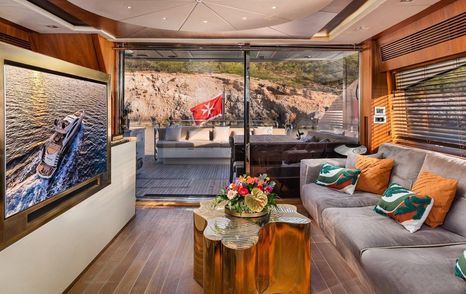 Sunseeker yacht Blade 6 main saloon with tv 
