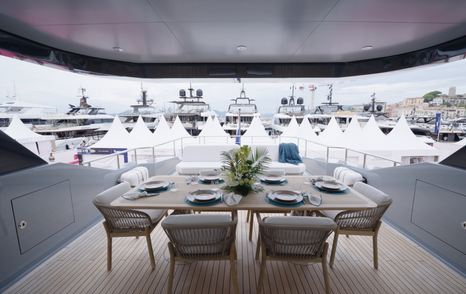 Outer-Reef-Yachts-780-Adventure-Review-sundeck-dining
