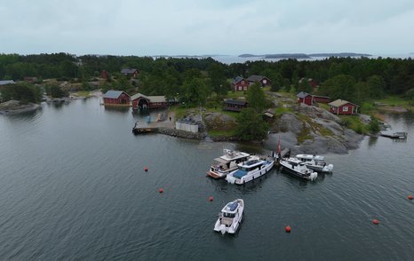 Axopar-29-XC-Cross-Cabin-Review-approaching-berth