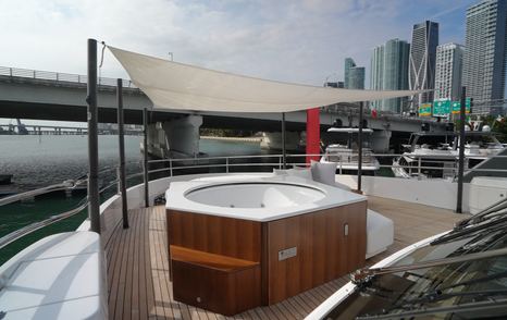 Azimut-Magellano-30M-foredeck-jacuzzi