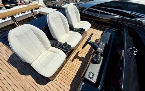 Pershing-GTX70-Review-flybridge-helm-seats
