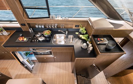 Bavaria-Virtess-420-Fly-galley