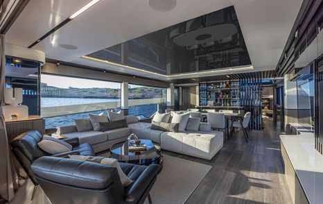 Pearl 82 motor yacht main salon