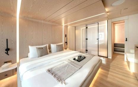 Sunreef Ultima 88 guest cabin
