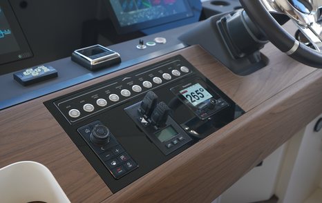 Azimut-Fly-72-lower-helm-controls