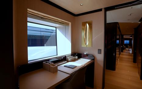 Tankoa-Yachts-S501-Evo-Review-owner-desk