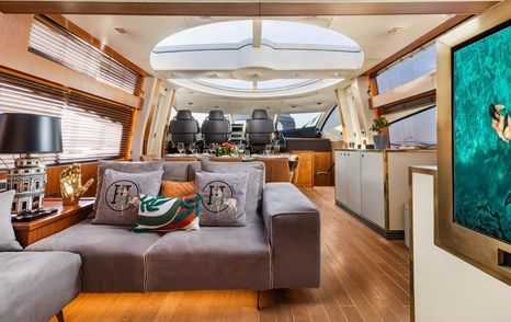 Sunseeker yacht Blade 6 main saloon and helm station 