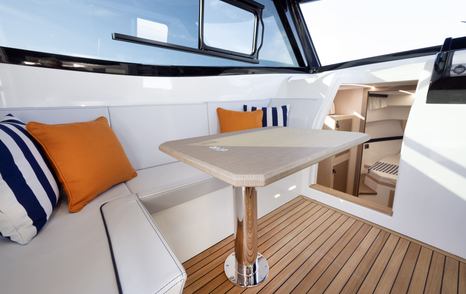 Motor yacht Apreamare Gozzo 38 Cabin saloon