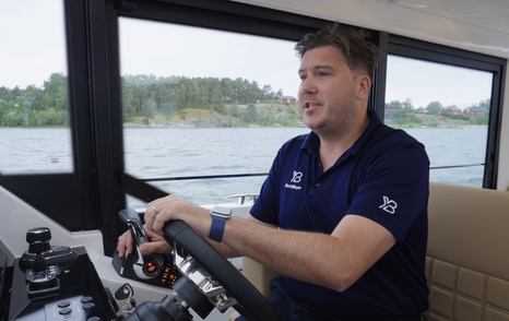 Saxdor-340-GTWA-Review-jack-haines-at-helm