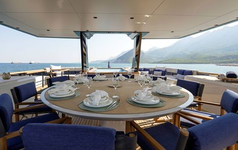 Lazzara LPC 300 catamaran flybridge dining area 