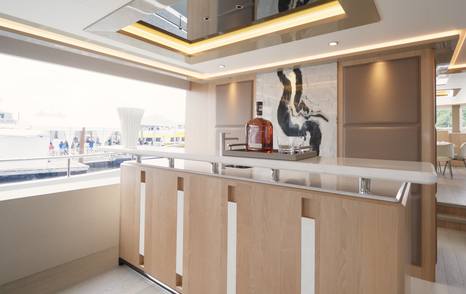 Ocean-Alexander-28L-Review-saloon-bar