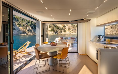 Pardo E72 motor yacht main saloon