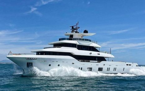 Superyacht OCEANIC 143 running