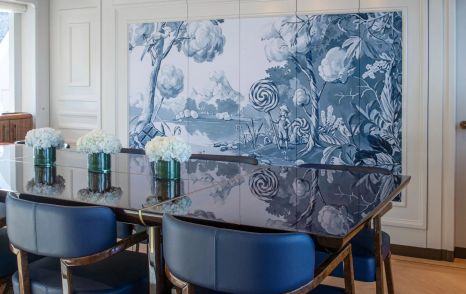 Moonen 122 Martinique Superyacht Lollipop main salon glass dining table and blue artwork 