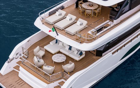 Ferretti-Infynito-90-aft-overhead-view